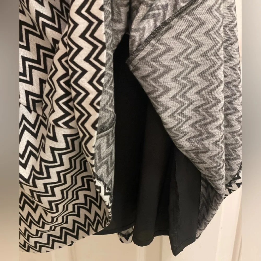 Sleeveless Chevron Dress— Trina Turk, Size Medium - Picture 13 of 15